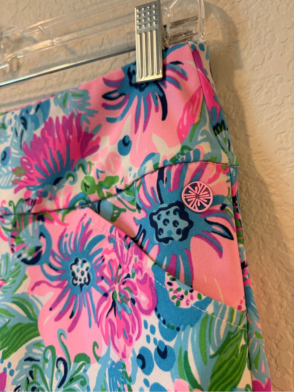 Lilly Pulitzer Women’s Luxletic Reid Mandevilla Baby Paradise Petals Shorts - 8 - Picture 3 of 7